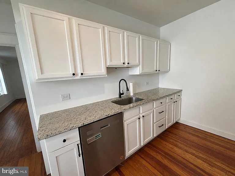 14 Simpson Ave — Photo 2