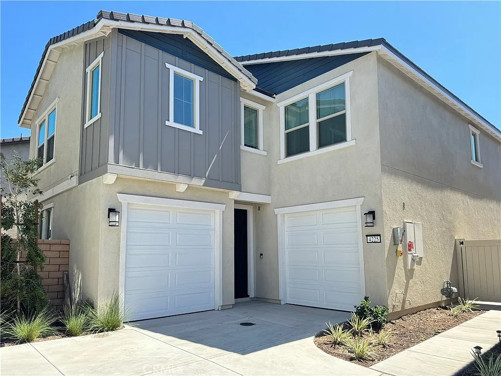 4 bed, 2.5 bath, 2038 sqft, $3,800 — Photo 2