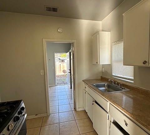 5th image of 102 Oak St