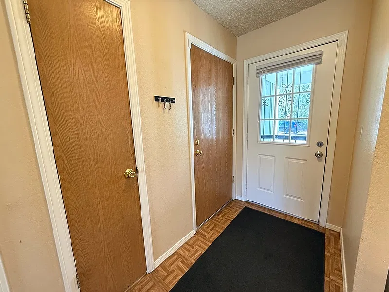 2 bed, 2.0 bath, 902 sqft, $2,400 — Photo 4