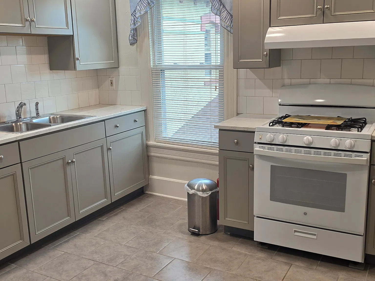 1 bed, 900 sqft, $1,150 — Photo 2