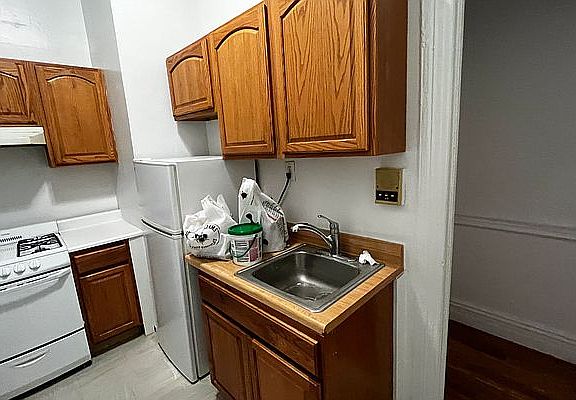3rd image of 314 E 84th St APT 3