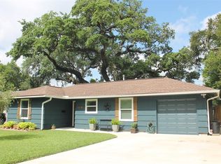 332 Cypress St, Lake Jackson, TX 77566