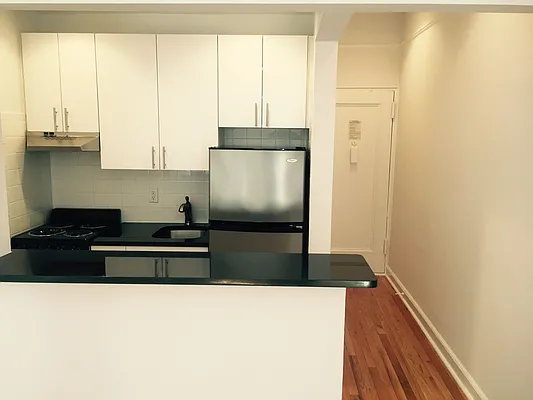 Rented by Metropolis Real Estate of Manhattan | media 24