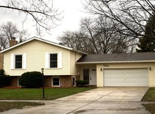 7414 Seminole Dr, Darien, IL 60561