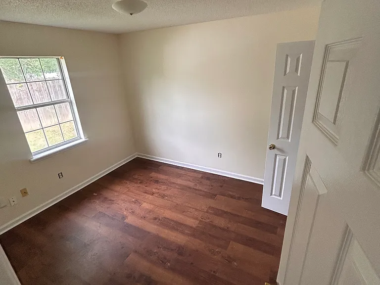 921 Pine Cone Cir — Photo 4