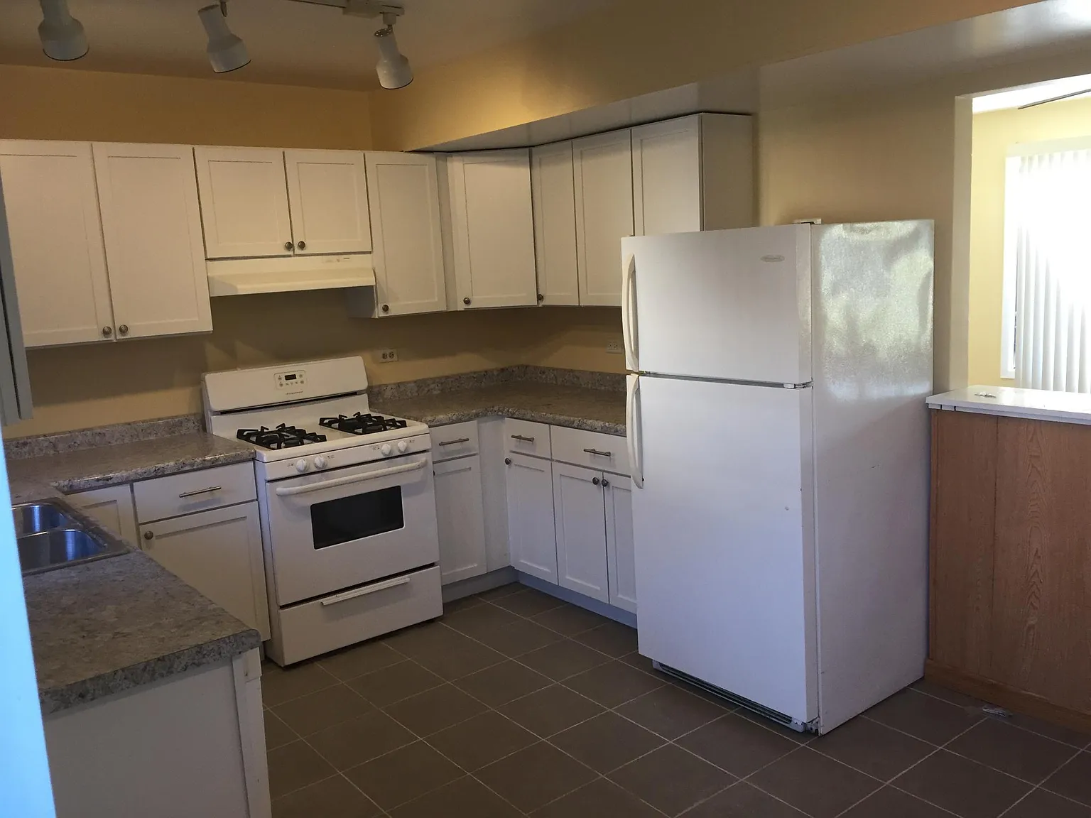 3 bed, 1.5 bath, 1188 sqft, $2,300 — Photo 4