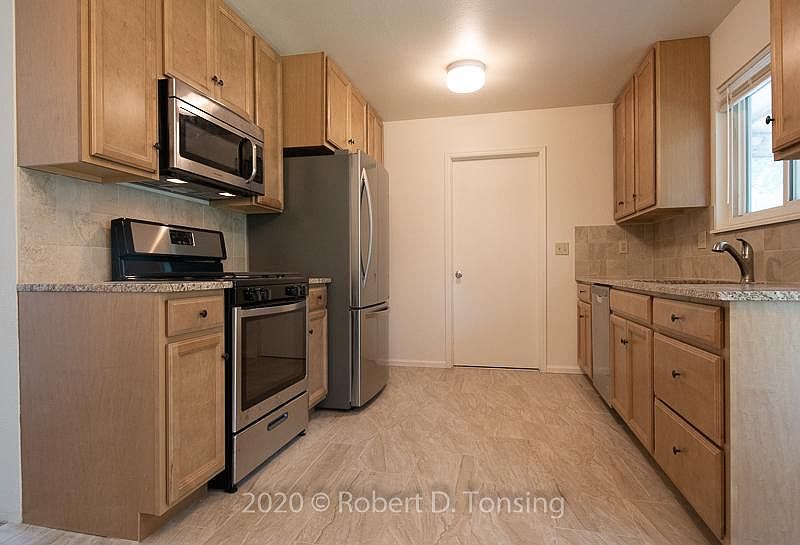 Fully remodeled kitchen, granite counter tops, maple cabinets, gas range, new stainless steel appliances.