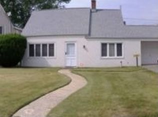 13 Bellows Ln, Levittown, NY 11756