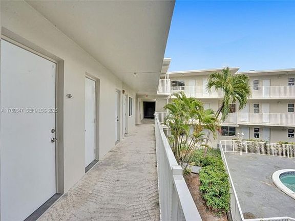 4th image of 16B-1895 Venice Park Dr #16B