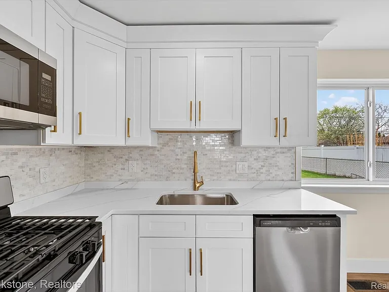 30428 Iroquois Dr — Photo 9