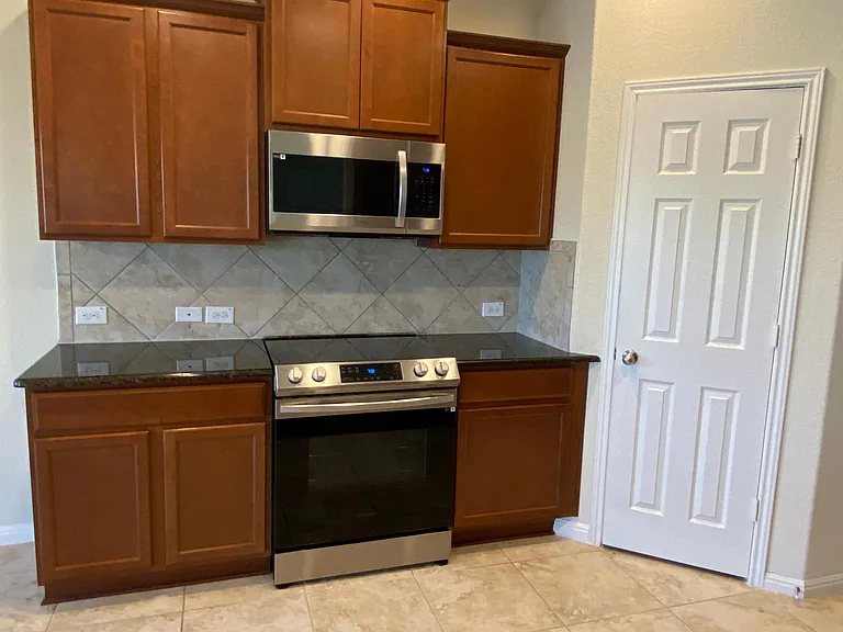 18517 Bandelier Dr — Photo 5
