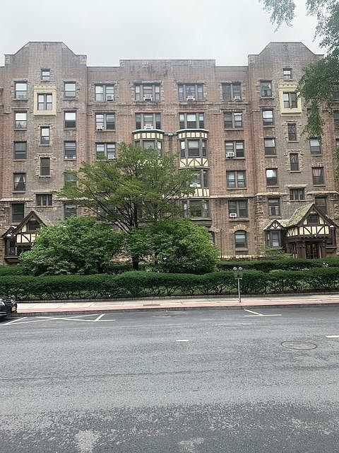 1st image of 220 Martine Ave #6