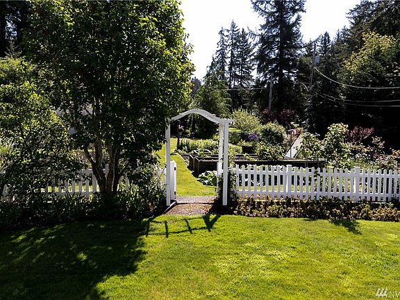 3rd image of 2927 Marine Dr