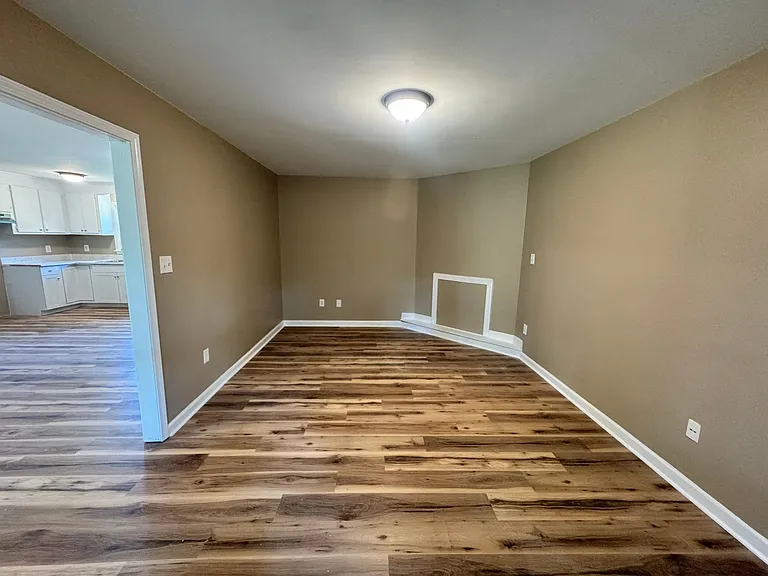943 Grace St — Photo 14