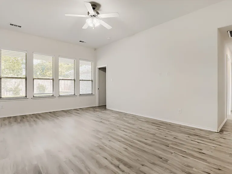 1300 Avenue C — Photo 2