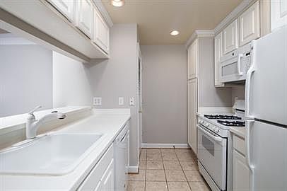 3rd image of 901 N Monroe St APT 202