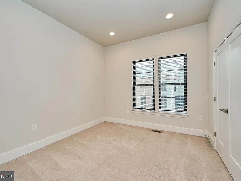 20442 Northpark Dr — Photo 32