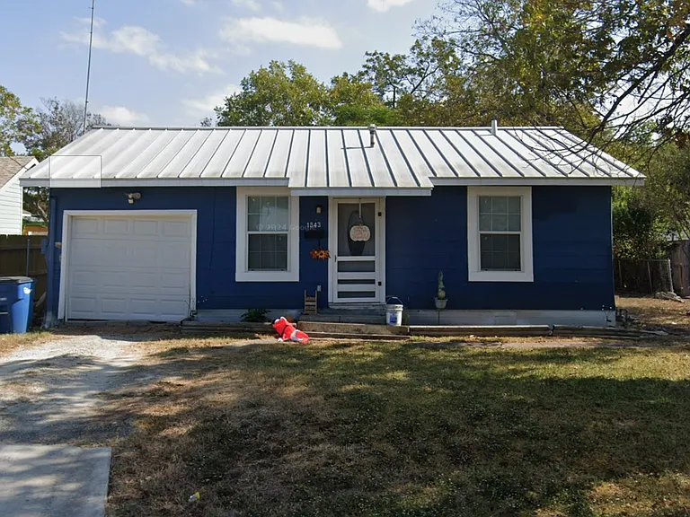 1343 W Mill St — Photo 1