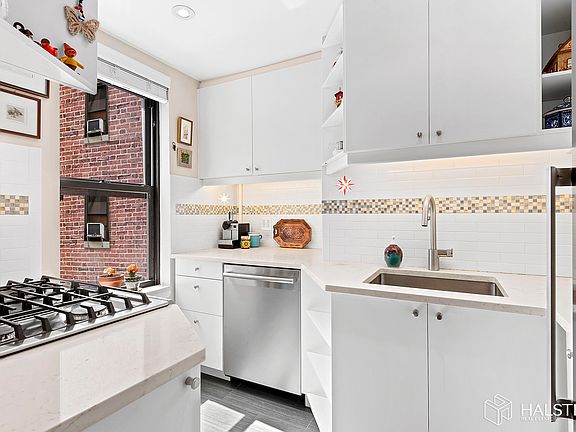 4th image of 151 E 83rd St APT 6C