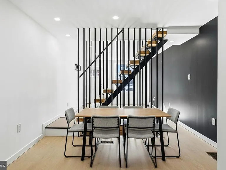 1819 E Albert St — Photo 3