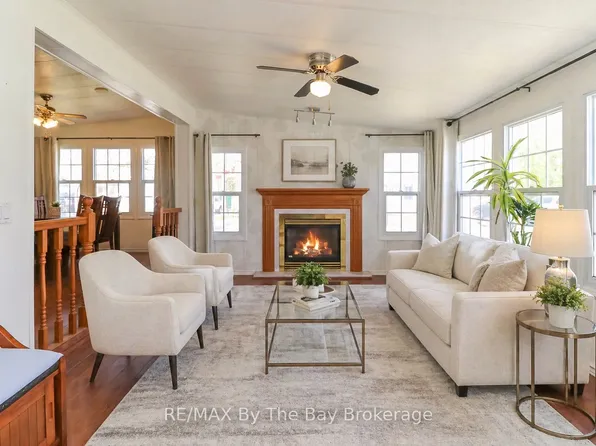 6 Pacific Ave, Wasaga Beach, ON L9Z 3A8