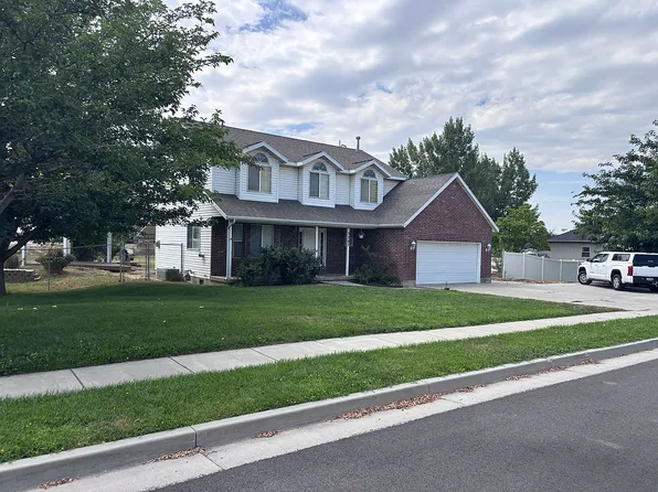 3207 N Pelican Dr, Farr West, UT 84404
