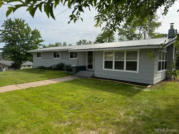 924 Hayes St, Niagara, WI 54151
