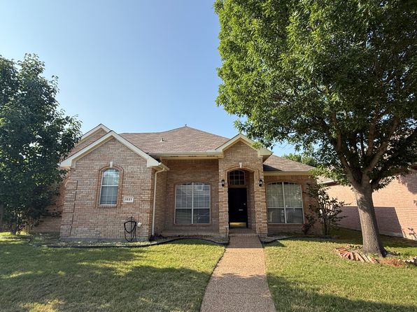 1221 Hillcrest Dr