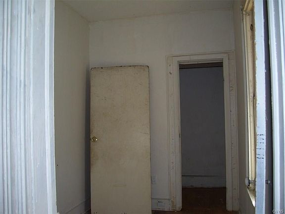 5th image of 115 Delong Ave