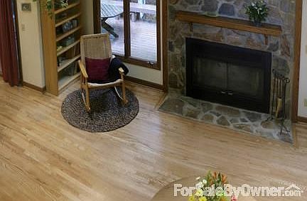 Living room
						:
						Tall ceilings with two sky-lights in the living room create an open ambiance.
