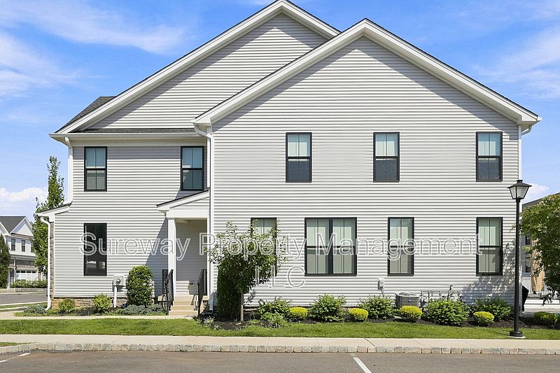 1st image of 33 Clover Ln