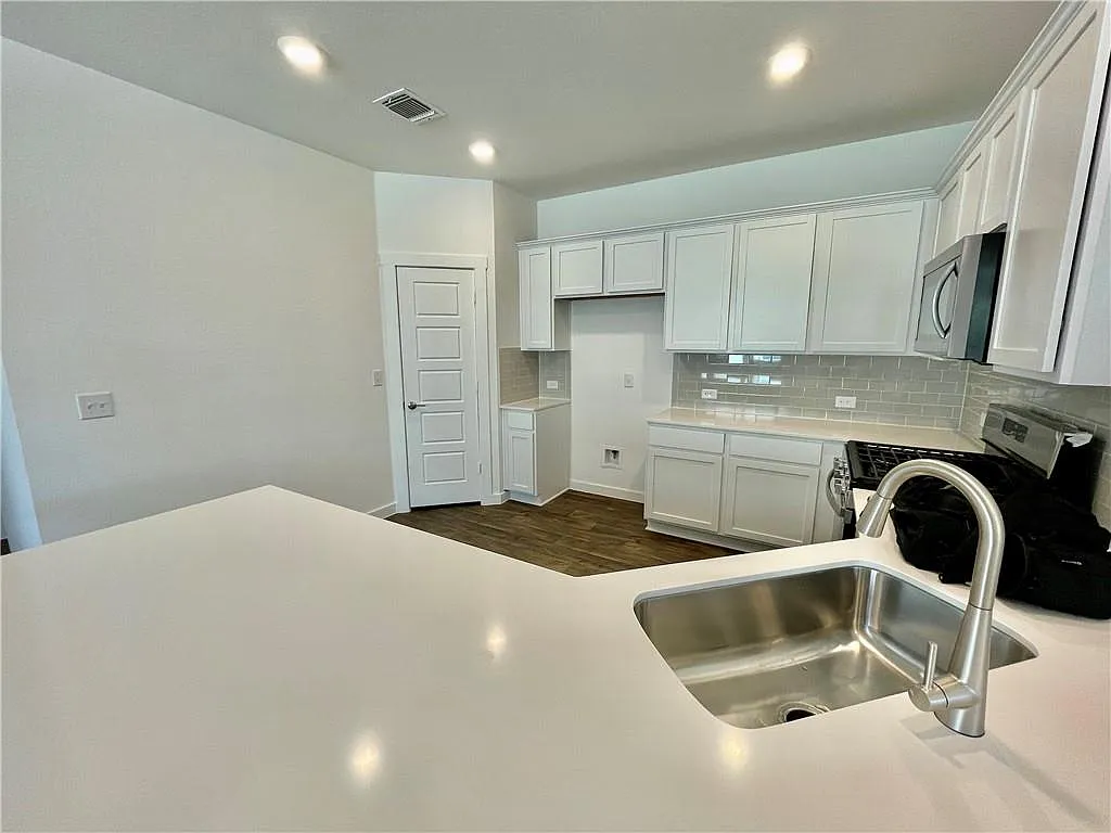 4 bed, 2.0 bath, 1863 sqft, $2,350 — Photo 3