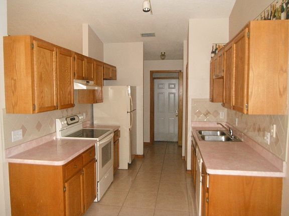 3rd image of 920 Cannes Dr