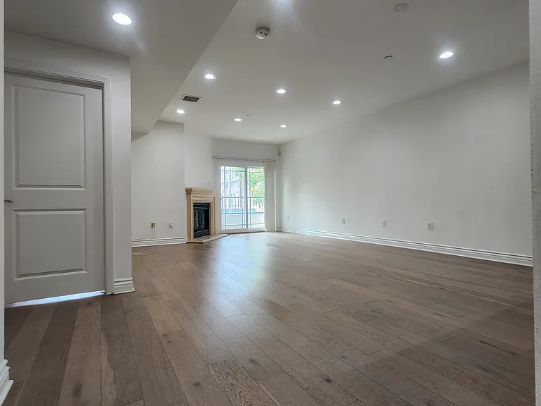 147 S Doheny Dr #102 — Photo 11