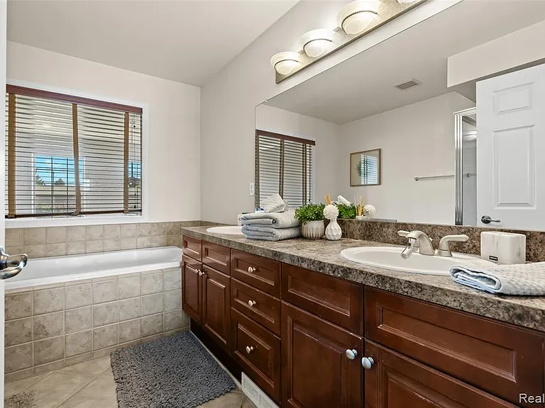 17 N Squirrel Rd — Photo 33
