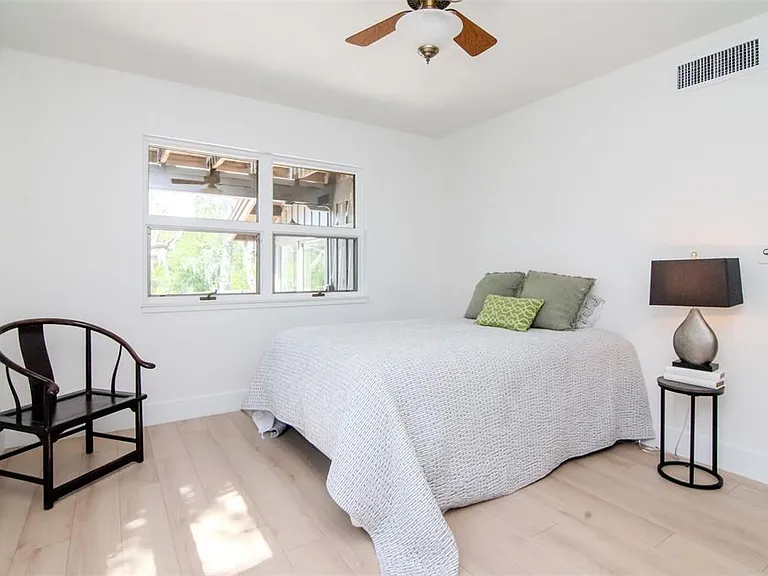 1296 Weybridge Ln — Photo 27