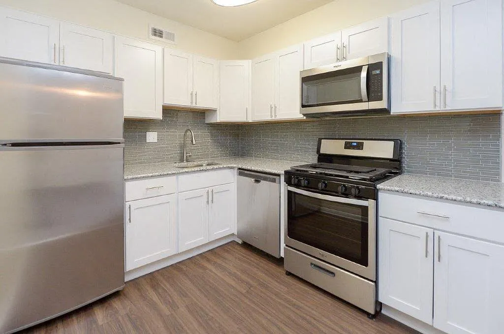 Lakewood Hills Apartments and Townhomes — Photo 1