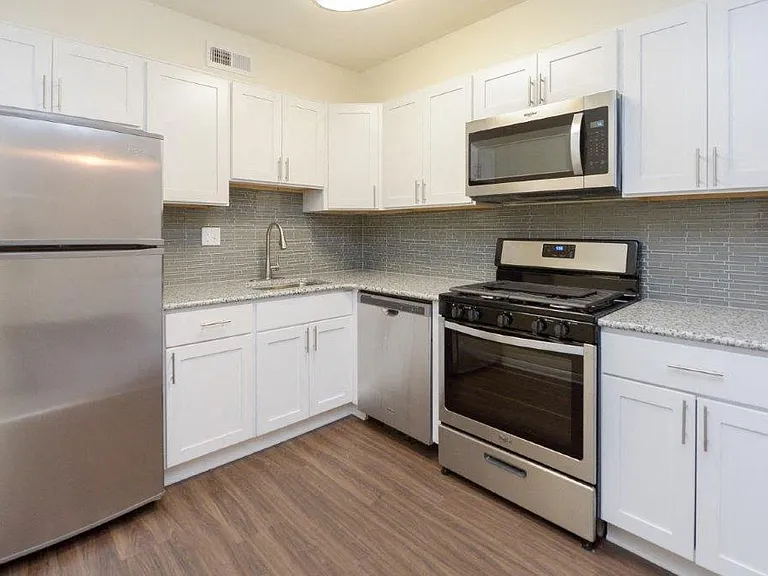 Lakewood Hills Apartments and Townhomes — Photo 1