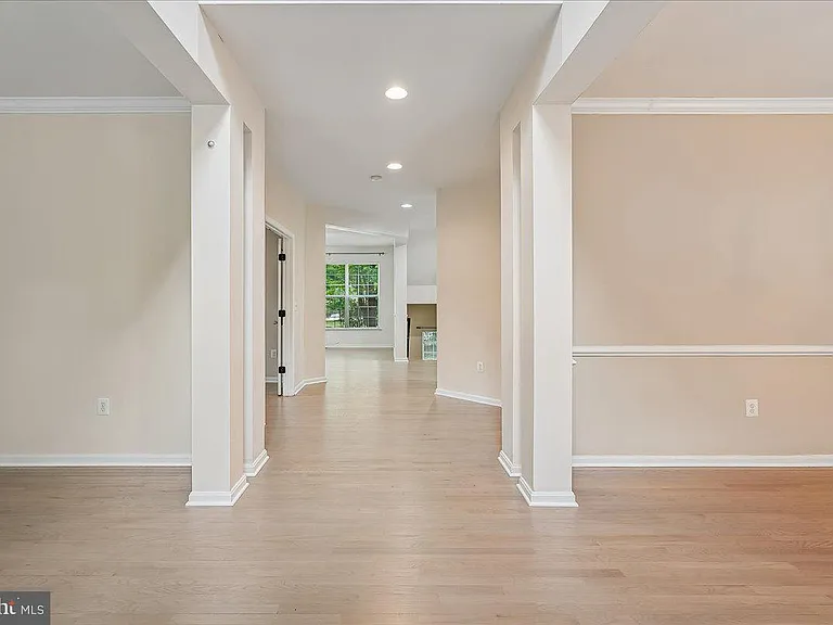 905 Royal Elm Ct — Photo 2