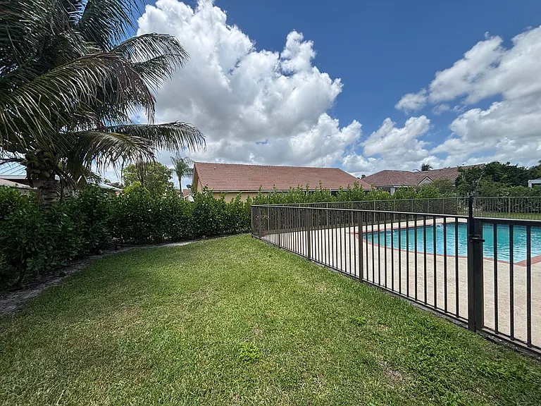 2153 Amesbury Cir — Photo 26