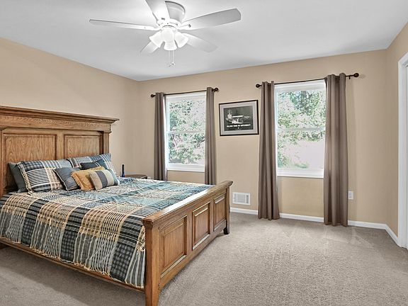 4th image of 2 Windy Hill Ln