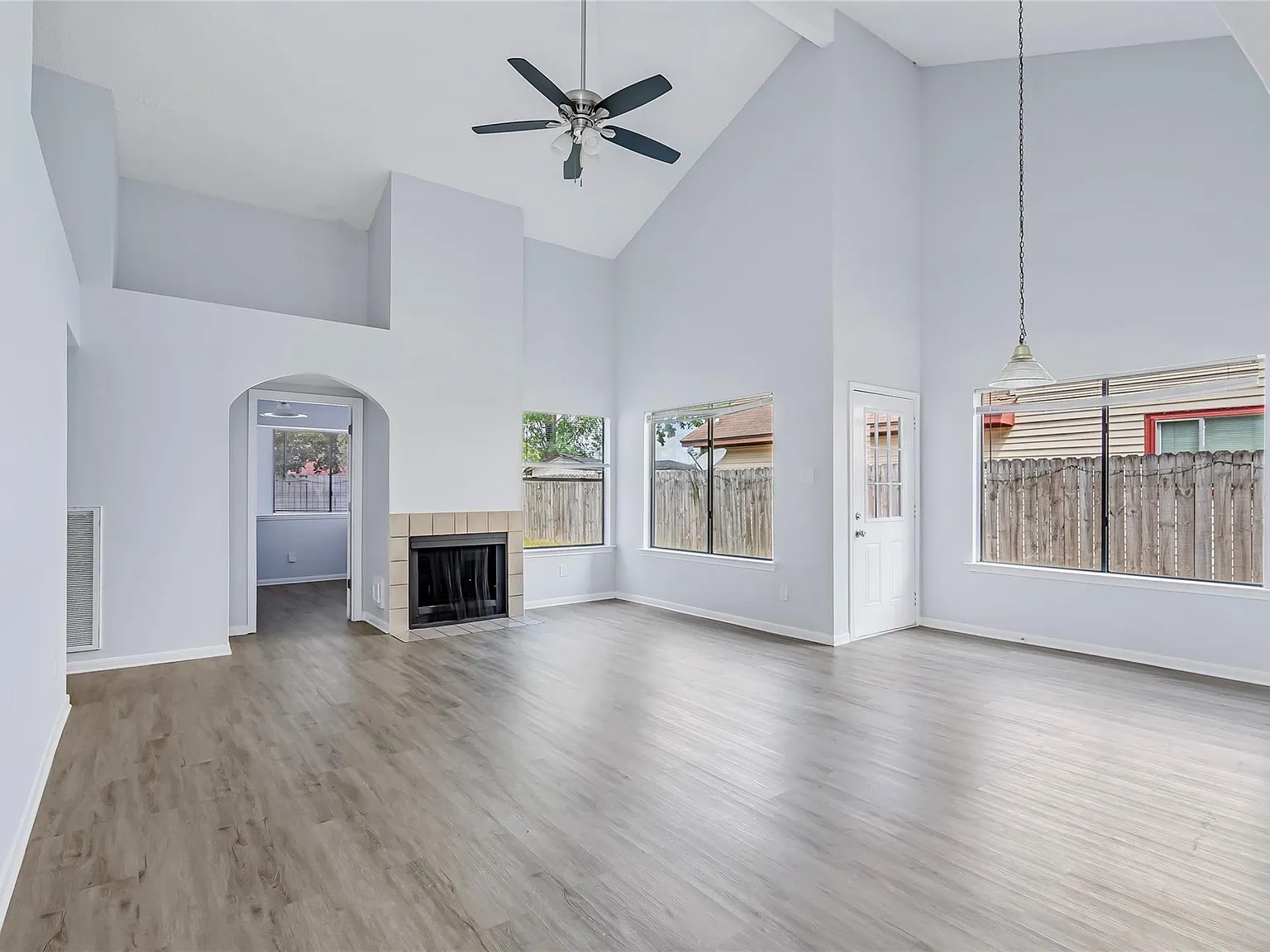 3 bed, 2.0 bath, 1152 sqft, $1,850 — Photo 2