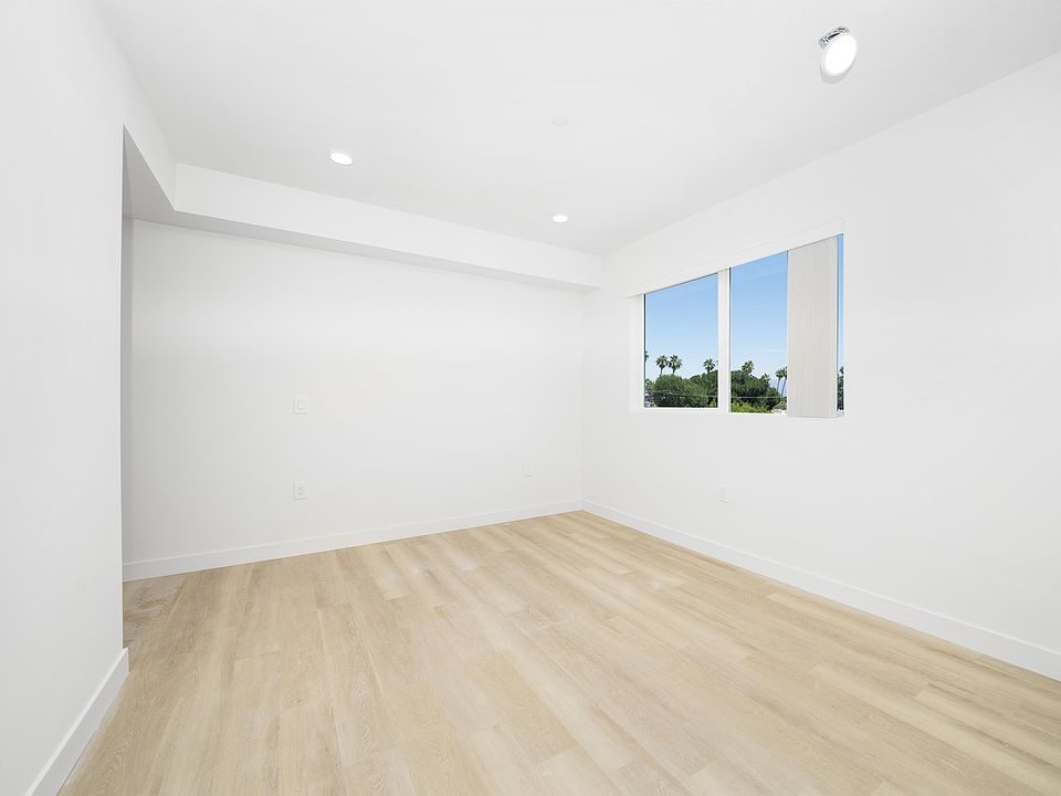 1st image of 14825 Delano St #405