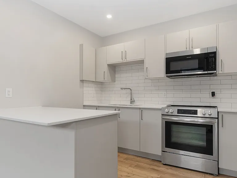 523 Bay St — Photo 8