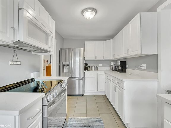 3rd image of 132 N Wilmette Ave