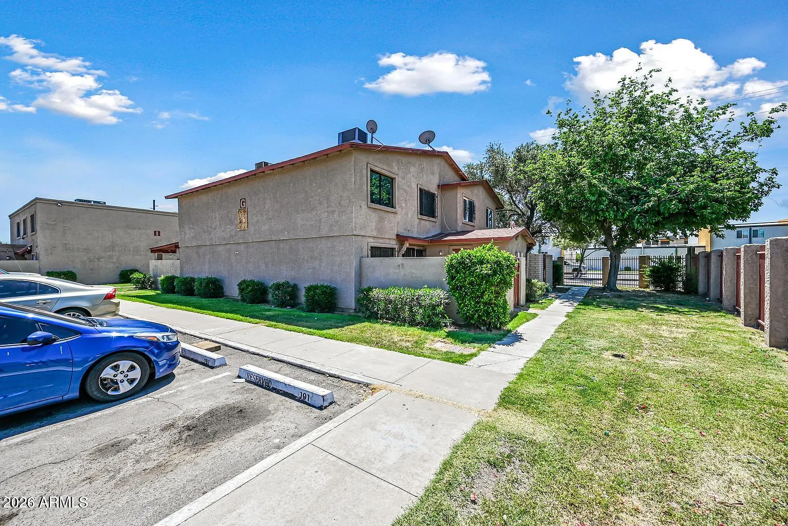 2 bed, 1.0 bath, 924 sqft, $995 — Photo 1