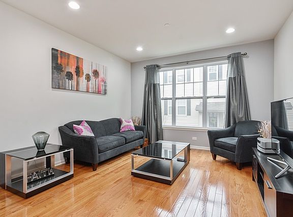 5th image of 302 Wildflower St