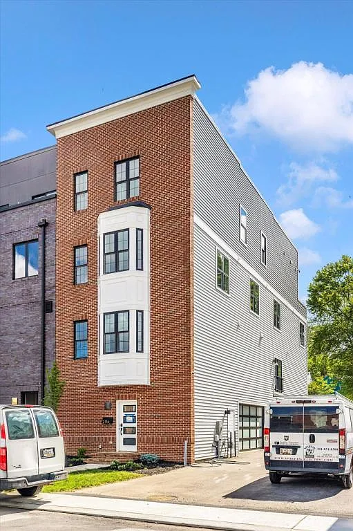 206 Broadway St, room 6 — Photo 1