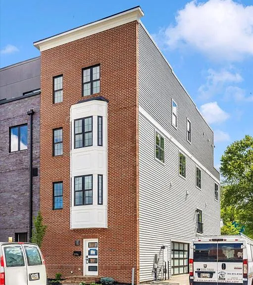 206 Broadway St #2 — Photo 2